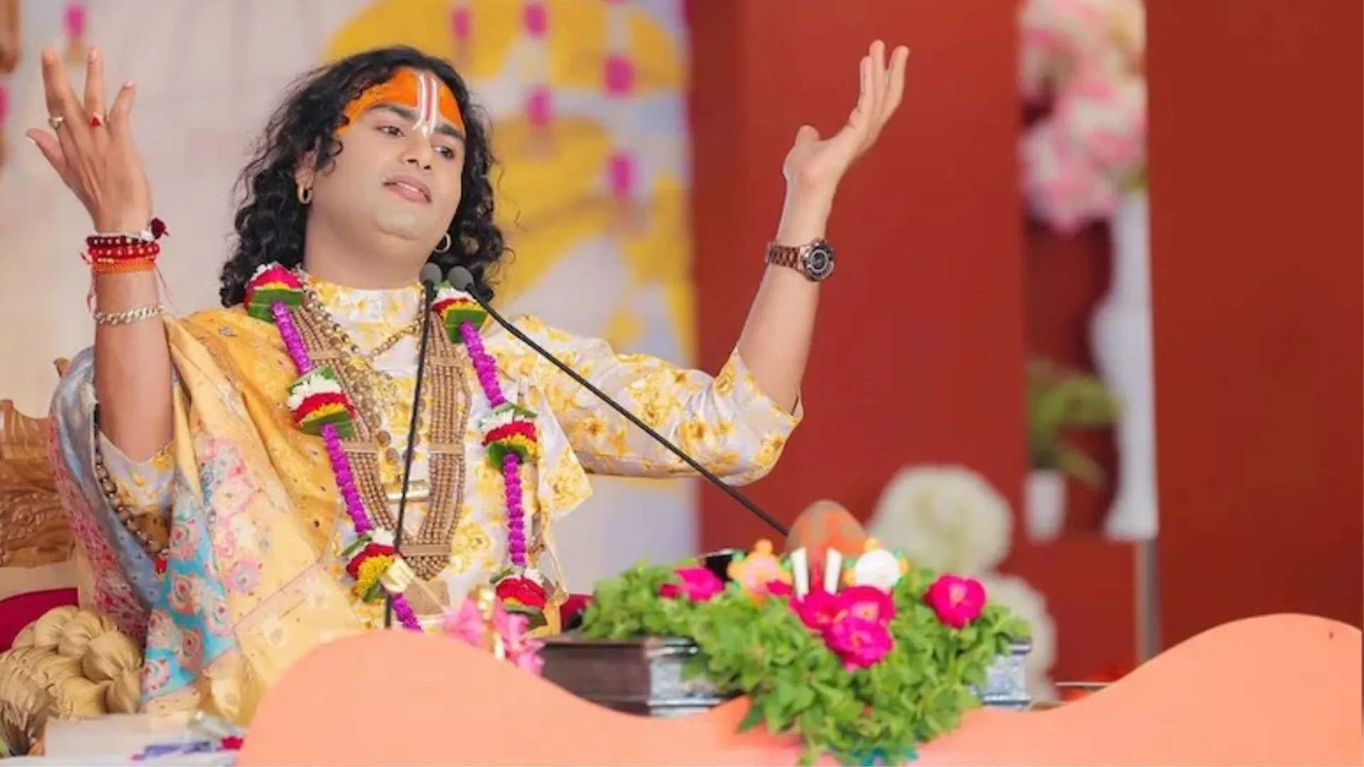 प्रयागराज में अनिरुद्धाचार्य के बयान पर मचा बवाल, कथावाचक के खिलाफ महिलाओं ने खोला मोर्चा 