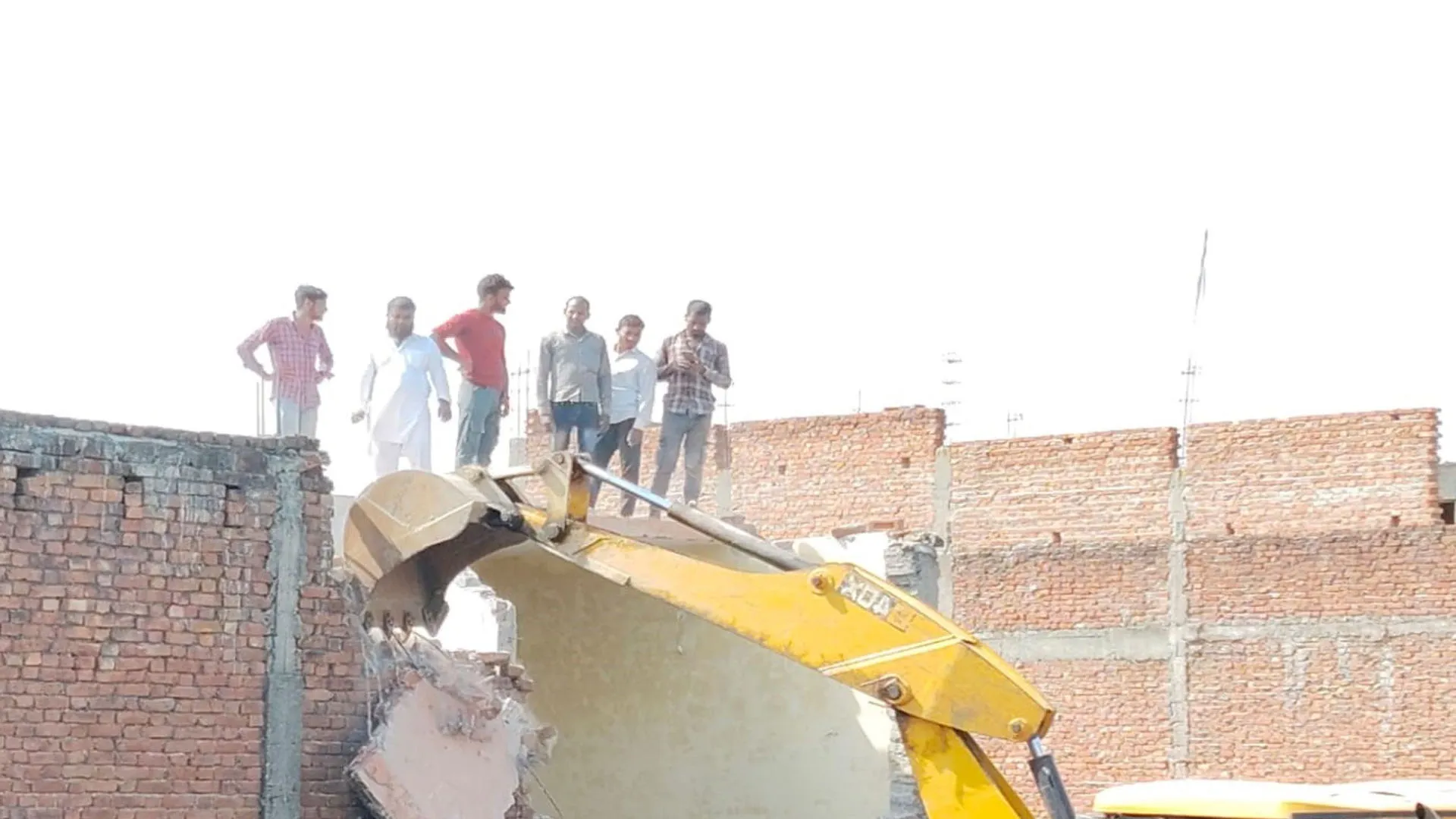 मुरादाबाद: विरोध के बीच नगर निगम ने भोगपुर मिठोनी में अवैध निर्माण किया ध्वस्त