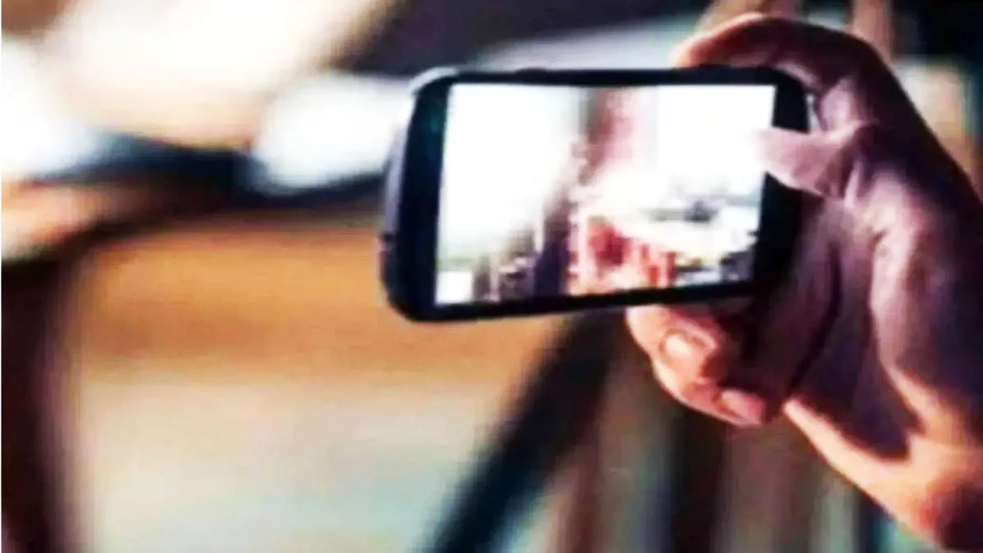 Bareilly: whatsapp call पर अश्लील वीडियो बनाकर महिला ने की ठगी