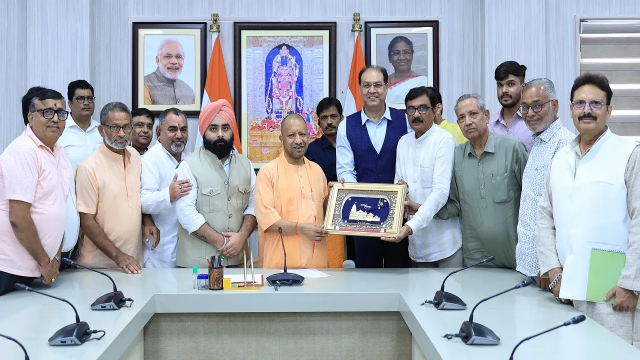 आतिशबाजी व्यवसाय के लिए योगी सरकार का आश्वासन : पटाखा कारोबारियों ने सीएम से की मुलाकात