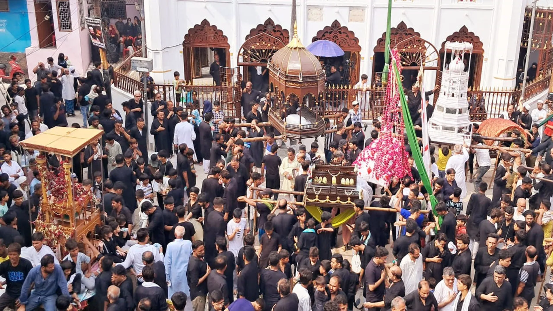 अमरोहा: या हुसैन...या हुसैन की गूंजी सदाएं, कर्बला में दफन हुईं तुरबतें