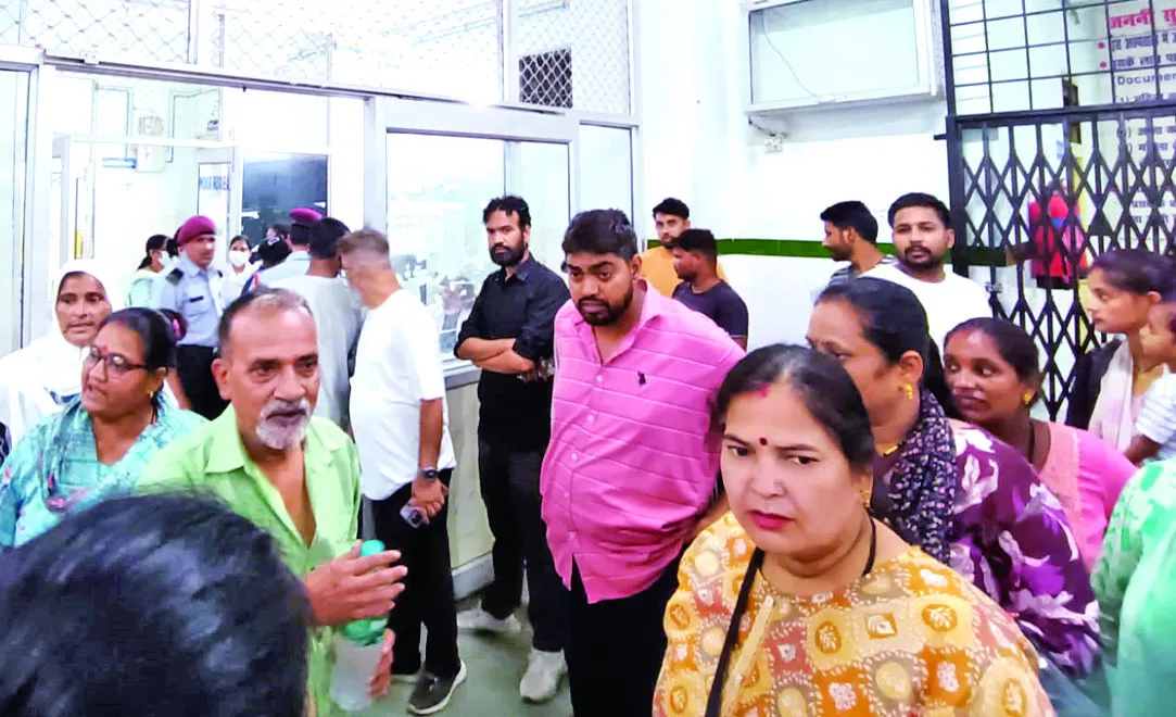 प्रसूता के गलत टांके लगने पर परिजनों ने किया हंगामा    