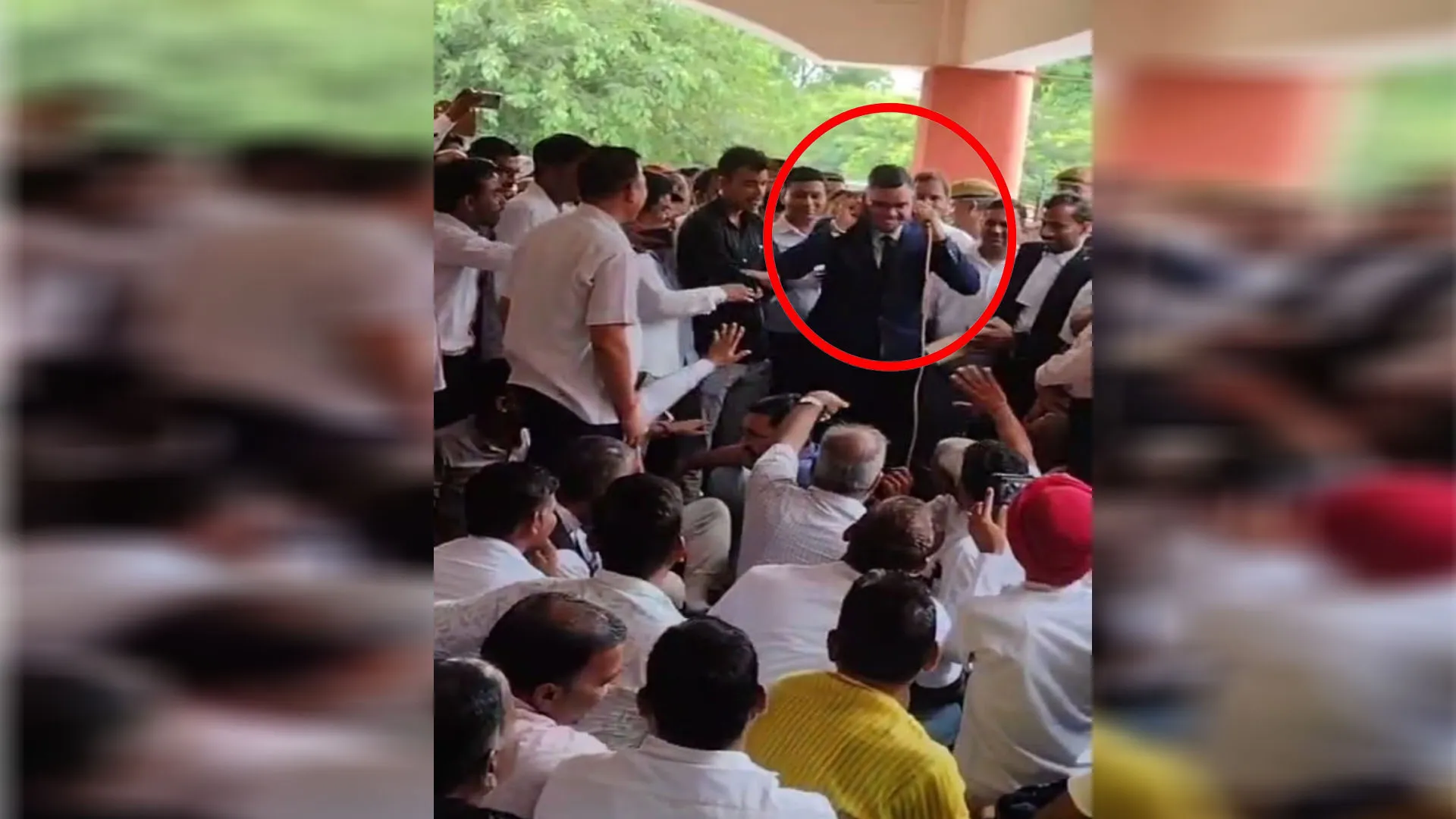 शाहजहांपुर: वकीलों के सामने एसडीएम साहब ने पकड़े कान और लगाई उठक-बैठक...जानिए पूरा मामला