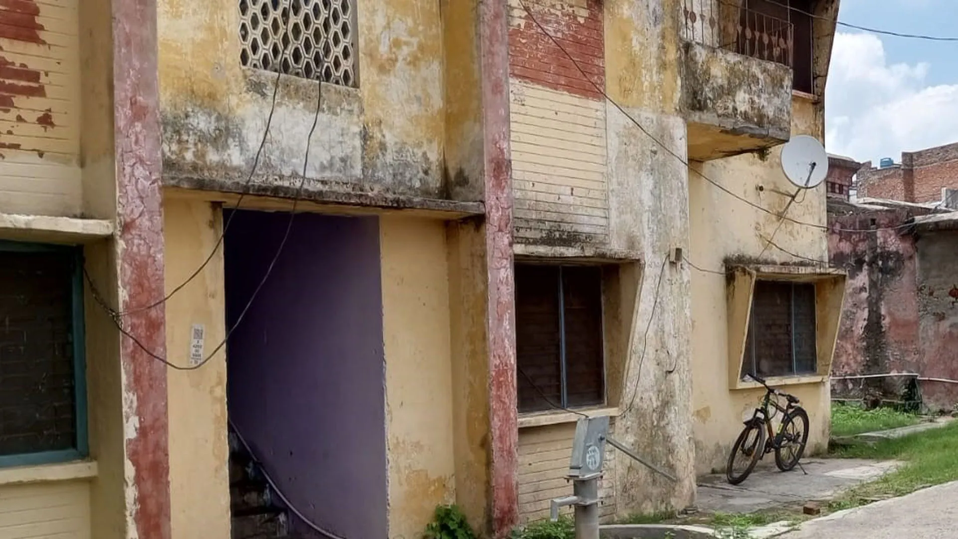 बदायूं: डीएम के आदेश के बाद भी खाली नहीं हटे कब्जेदार...सीएमएस ने झाड़े हाथ