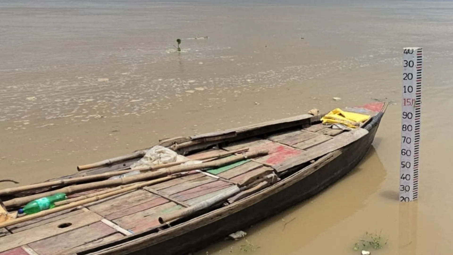 घटने लगा गंगा-यमुना का जलस्तर: लोगों ने ली राहत की सांस, खतरे के निशान से 84.734 मीटर बह रहीं दोनों नदिया 