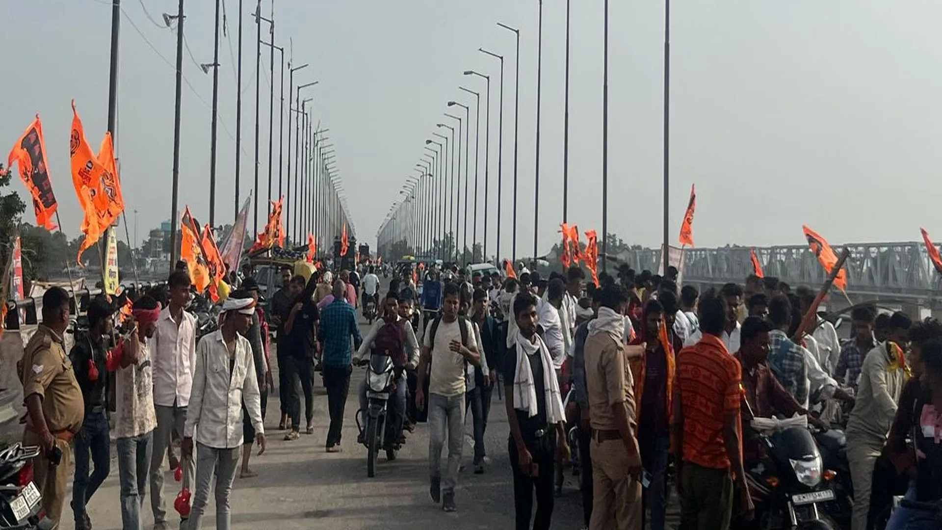 बदायूं: बरेली-मथुरा राजमार्ग पर गूंजे हर-हर महादेव का जयकारा