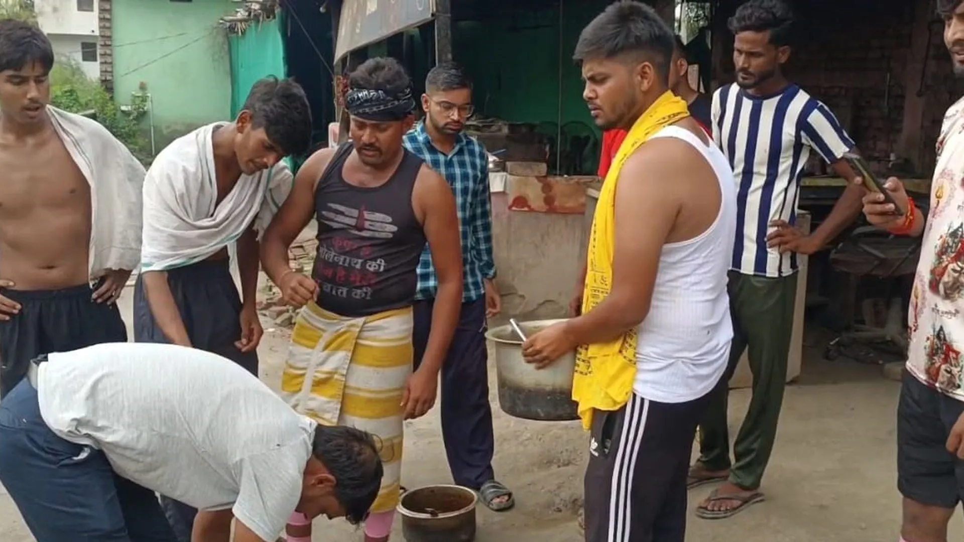 अमरोहा: कांवड़ियों की सब्जी में अंडे की ग्रेवी ? नेशनल हाईवे पर खूब हुआ हंगामा