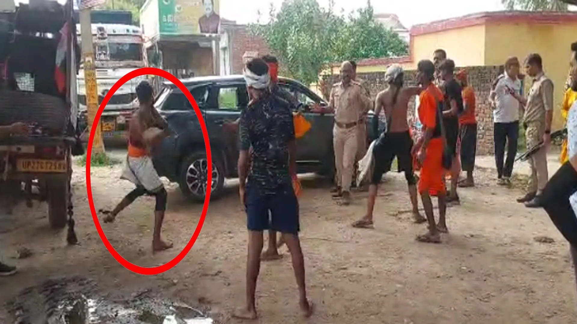 Bareilly: पत्थर मारकर तोड़ा कार का शीशा...साइड लगने से आक्रोशित कांवड़ियों के आगे पुलिस भी बेबस