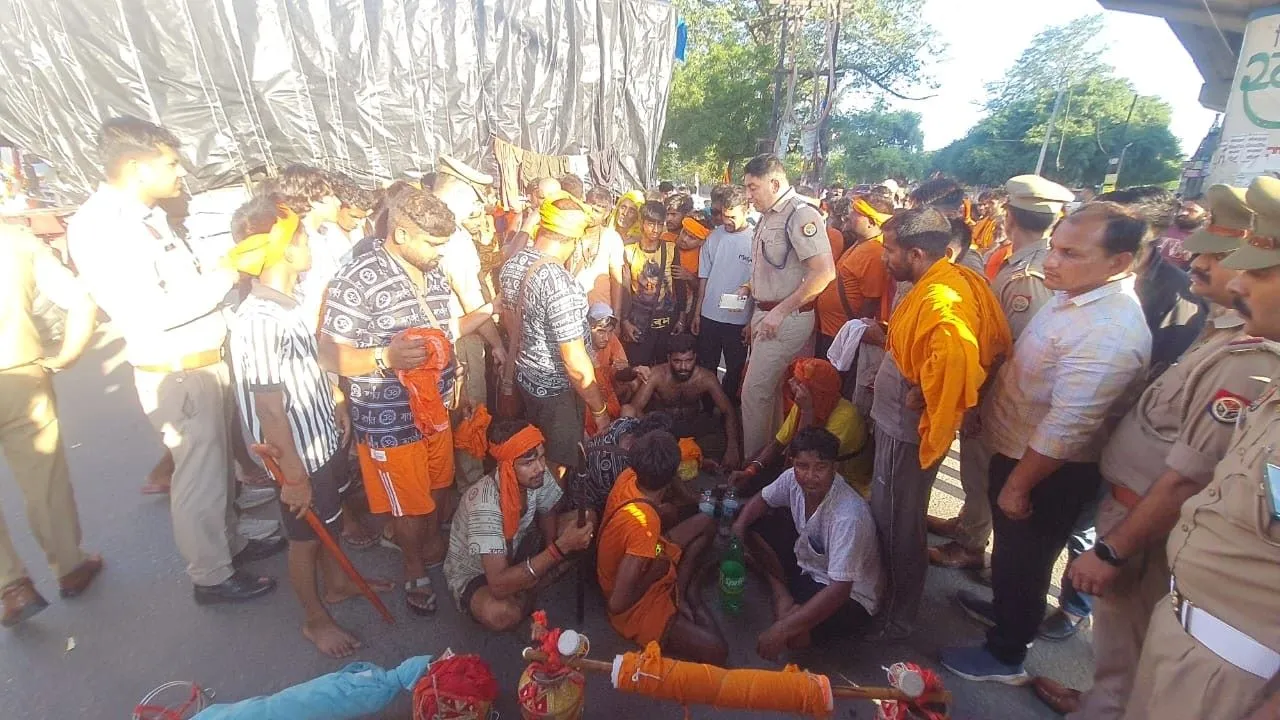 रामपुर : कांवड़ खंडित होने पर कांवड़ियों ने लगाया जाम