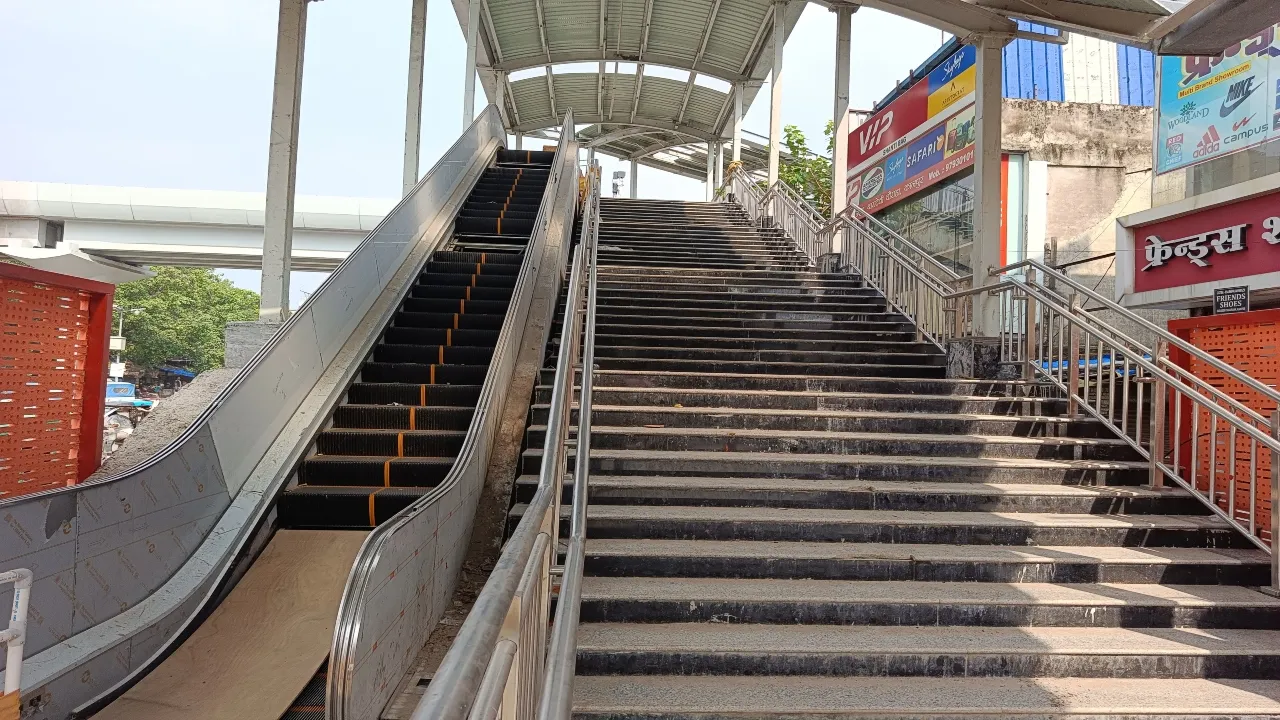 कानपुर : बैलेंस सेक्शन में लिफ्ट और एस्केलेटर लगाने का काम तेज