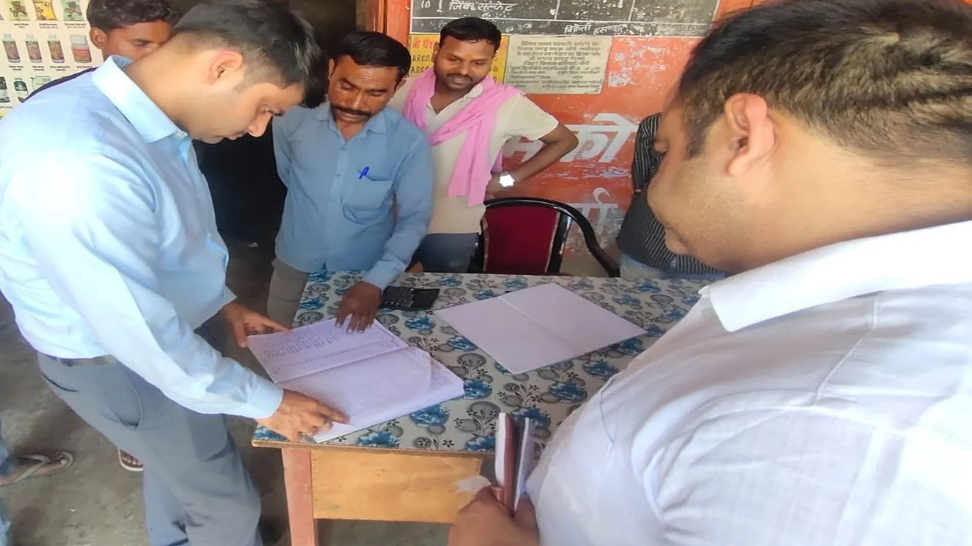 लखीमपुर खीरी: यूरिया की कालाबाजारी पर जिला प्रशासन अलर्ट...सीडीओ ने की छापामारी