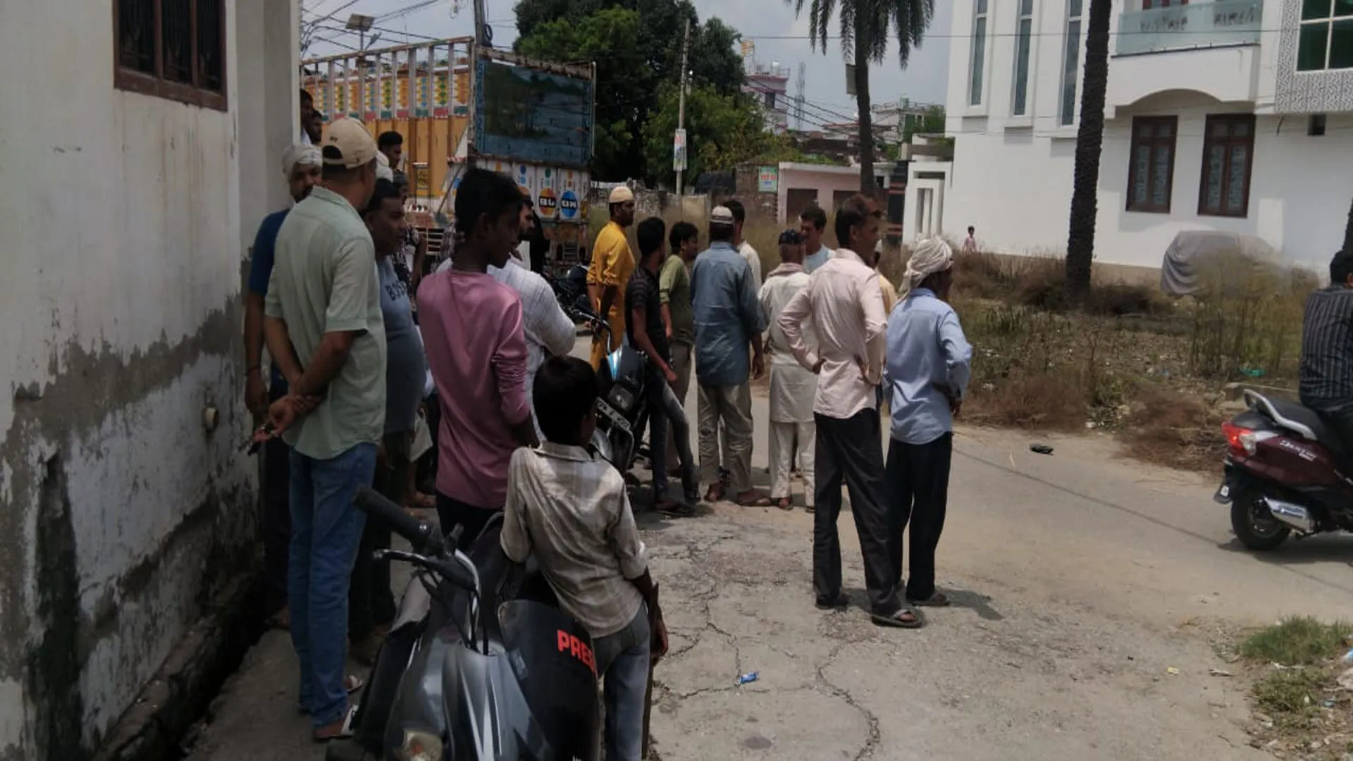 Bareilly: किन्नर का शव दफ्न करने पर खड़ा हुआ विवाद...पुलिस की दखल से सुपुर्द-ए-खाक