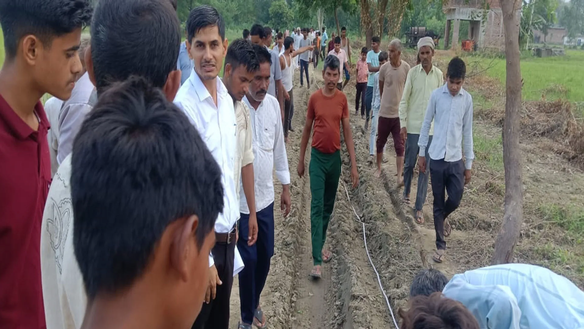 बदायूं: रंग लाई आत्मदाह की चेतावनी...जिला प्रशासन को झुकना पड़ा