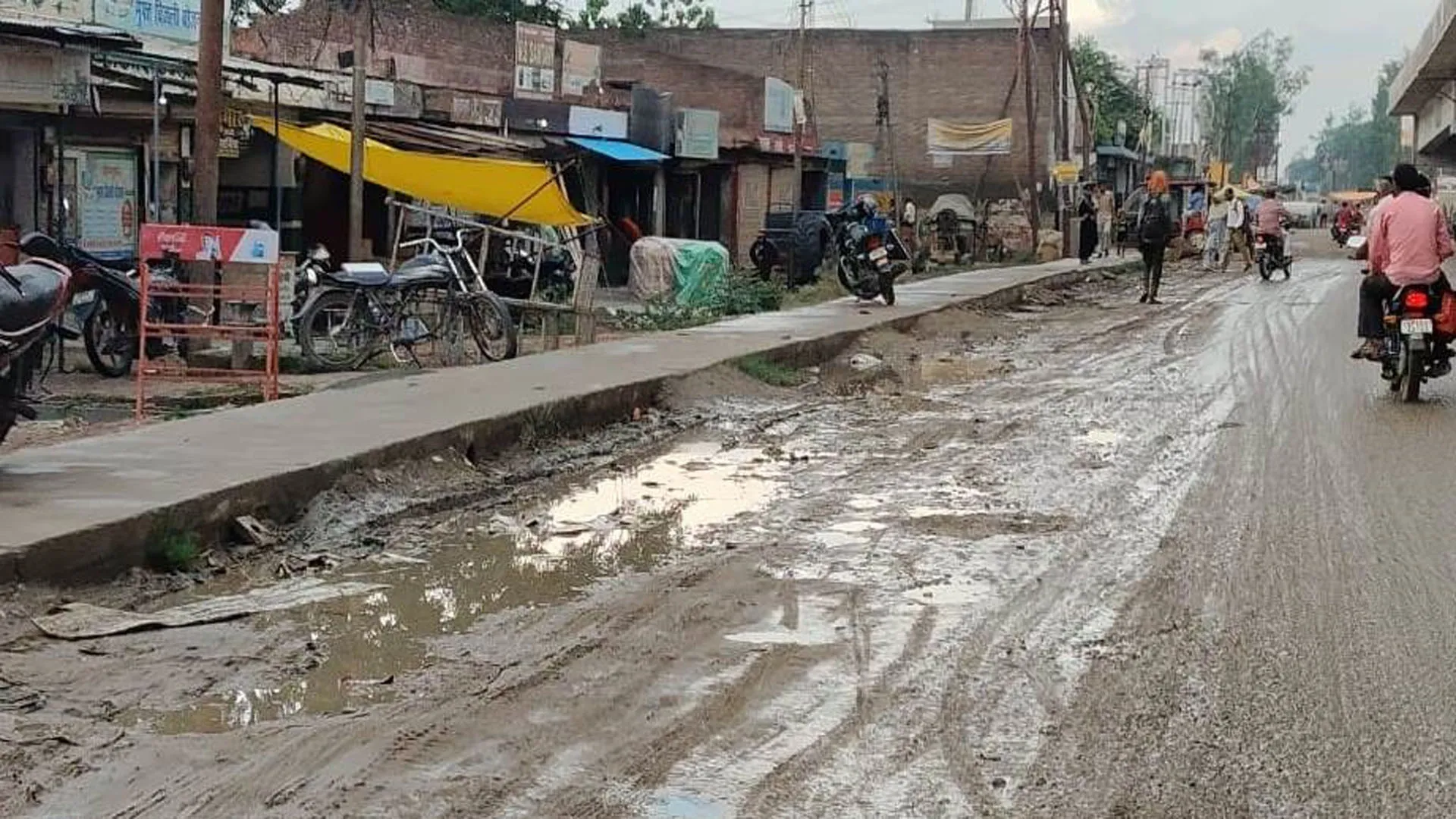 पीलीभीत: कुछ देर की बारिश में सड़कों पर कीचड़, मुसीबत बने अधूरे काम