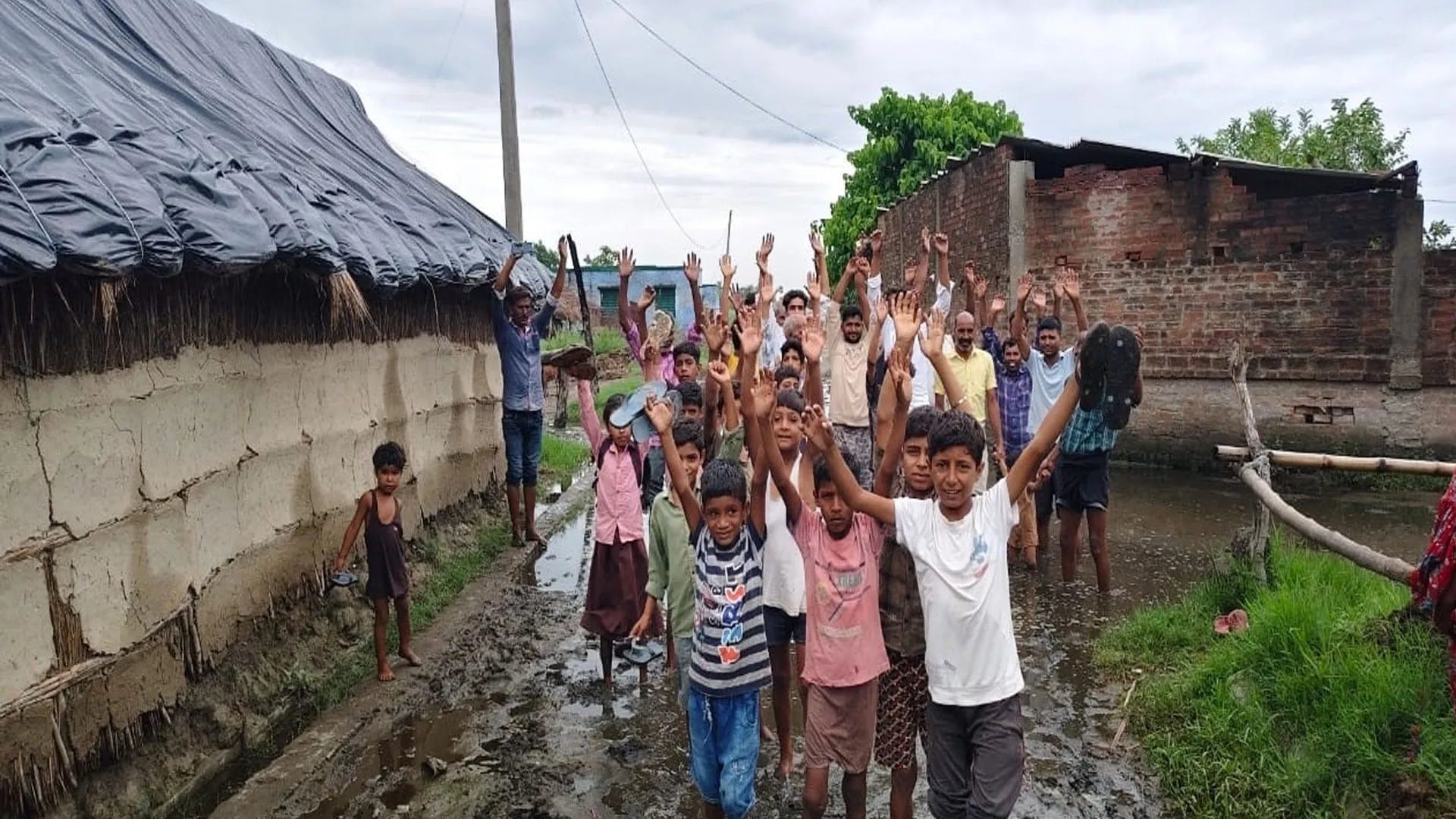 लखीमपुर खीरी: थोड़ी सी बारिश में ही कीचड़ और जलभराव से निकलना दूभर