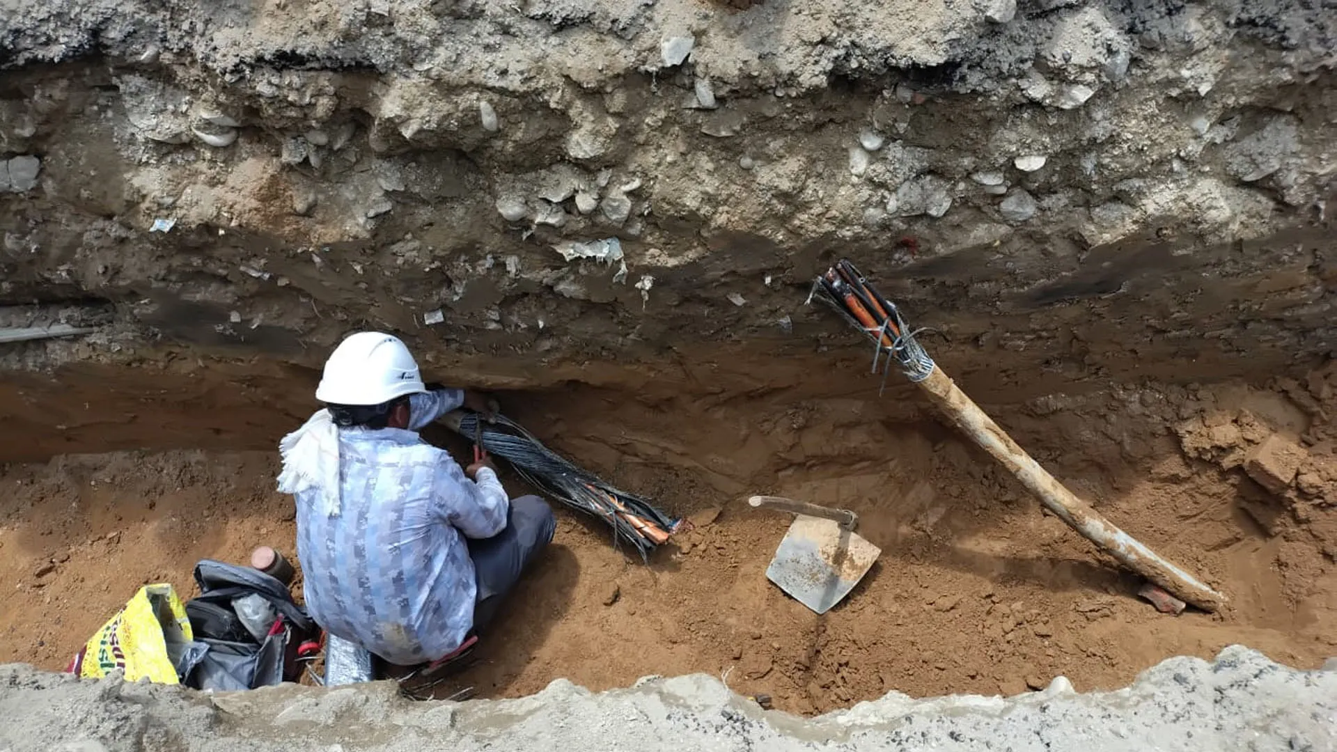 Bareilly: सीएम ग्रिड की खुदाई में कटी 11 केवी की केबल, बिजली गुल