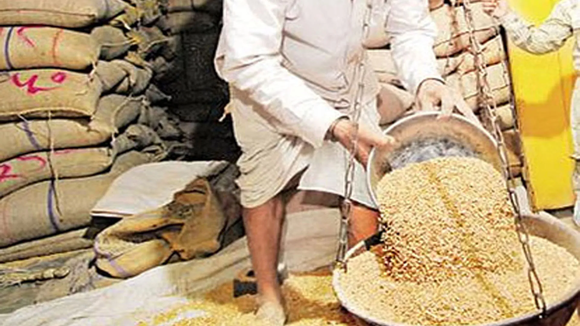 शाहजहांपुर: गेहूं, चीनी और चावल की कालाबाजारी करने वाले कोटेदार पर FIR