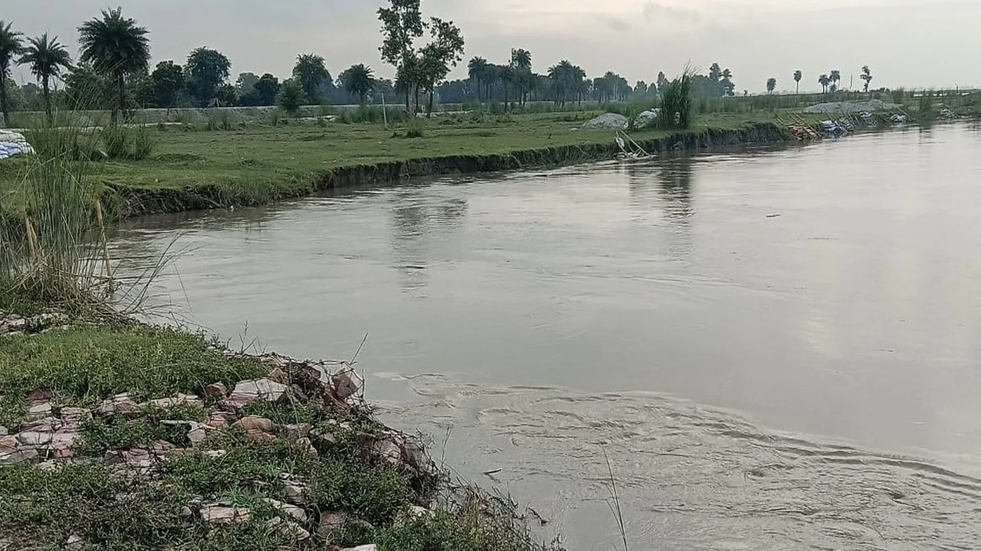 बदायूं: फिर बढ़ा गंगा में पानी, कटान ने बढ़ाई किसानों की परेशानी