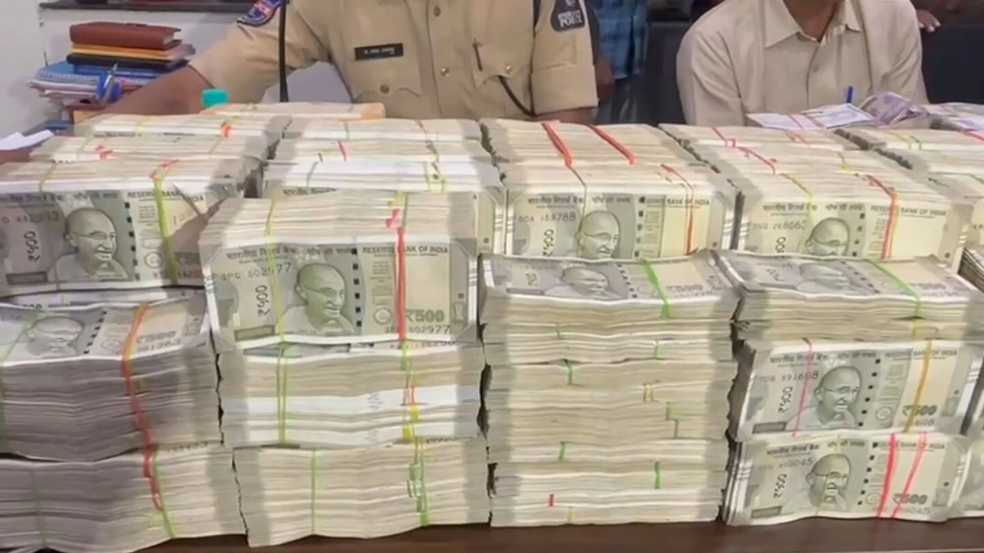 पीलीभीत: विकास के नाम पर प्रधान-सचिव ने किया 29 लाख रुपये से अधिक का गबन