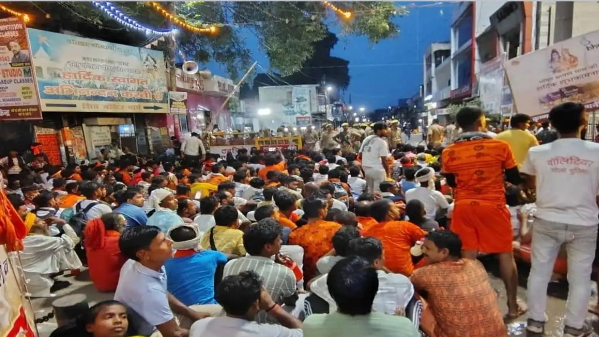 सावन का तीसरा सोमवार... गोला गोकर्णनाथ में उमड़ा शिवभक्तों का रेला, बंद करना पड़ा मंदिर का गर्भगृह 