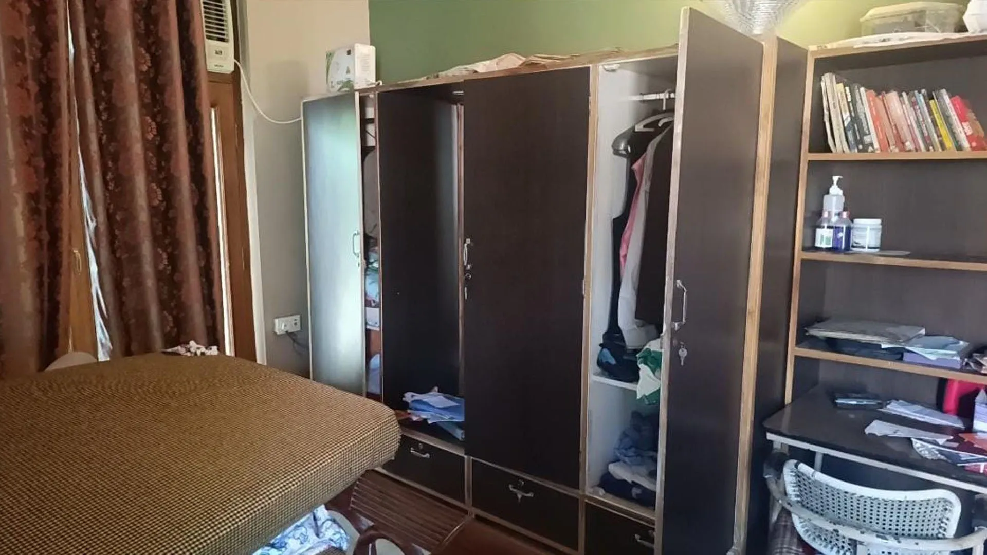 लखीमपुर खीरी: पहले चोरों ने कैमरों पर ढका कपड़ा...फिर रिवाल्वर समेत दो लाख के सामान पर हाथ साफ