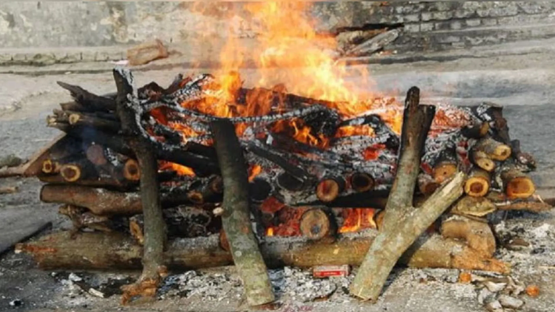 मुरादाबाद : श्मशान पर चिता चलने को थी तैयार...जानिए क्यों पुलिस ने उठवा लिया शव