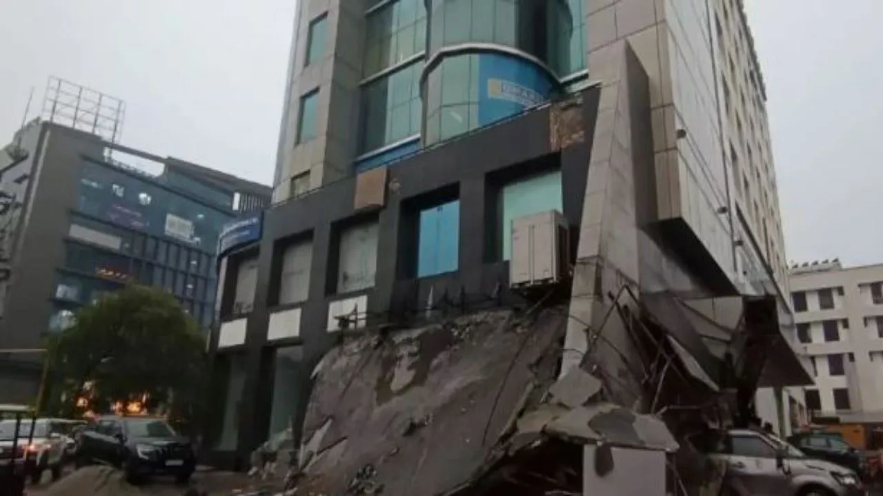 लखनऊ में मूसलाधार बारिश : गोमती नगर में साइबर टावर का छज्जा गिरने से युवक की मौत, तस्वीरों से देखें हालात