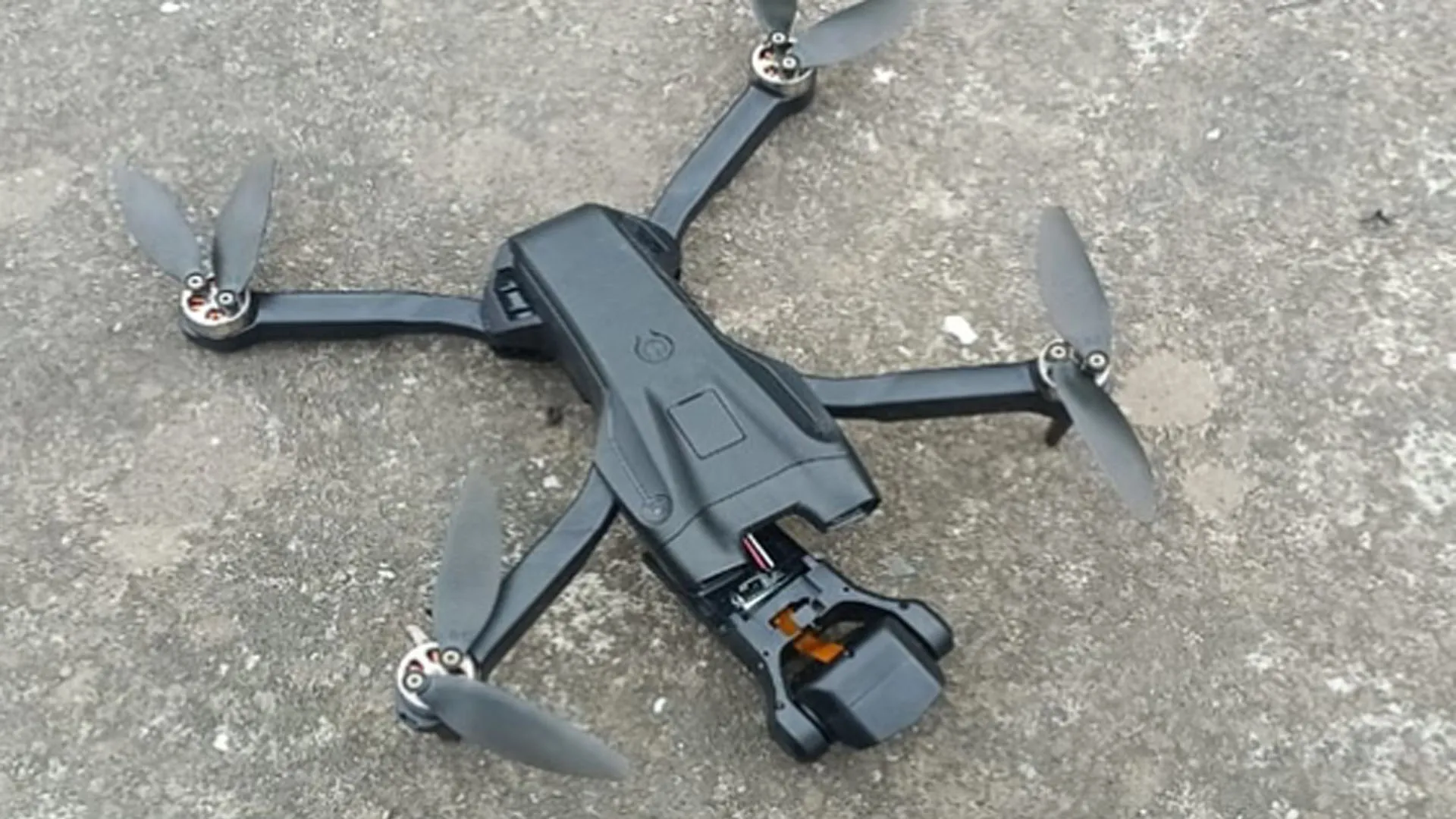 Bareilly: छत पर कैसे गिरा ड्रोन ? फतेहगंज पश्चिमी के इस में गांव ग्रामीण हुए खौफजदा 