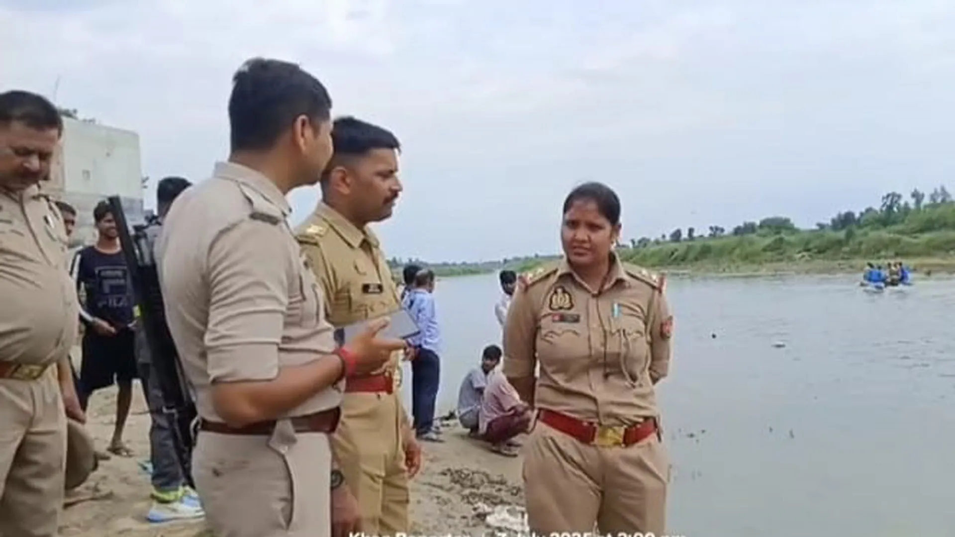 शाहजहांपुर: युवक ने रेलिंग पर चढ़कर गर्रा नदी में लगाई छलांग