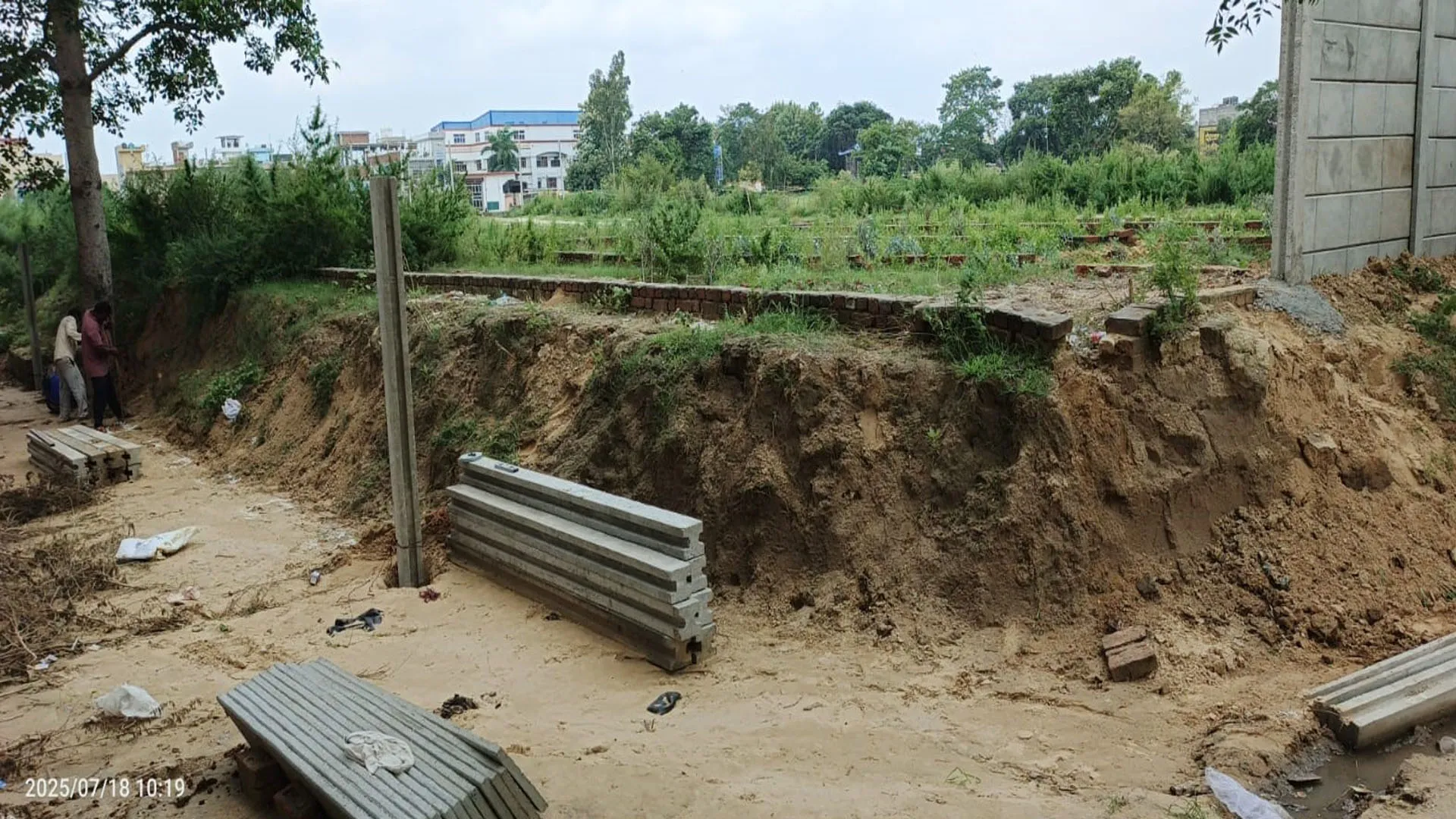 बदायूं: करोड़ों की सरकारी जमीन पर कब्जा, विभाग चुप, ग्रामीण परेशान