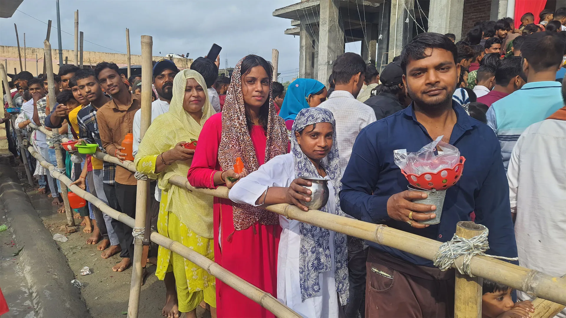 रामपुर: बम-बम भोले के जयकारों से गूंजे शिवालय, सुबह से लगी लंबी कतारें