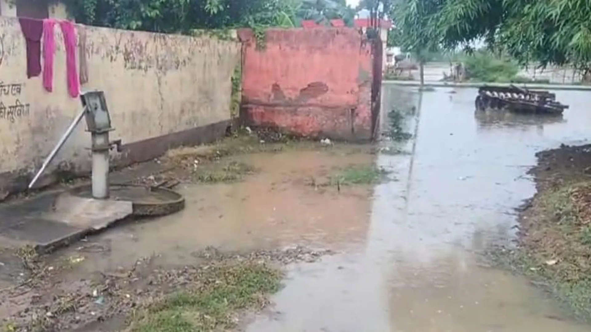 पीलीभीत: जिम्मेदार करते रहे अनदेखा...बारिश में ग्रामीणों की आफत