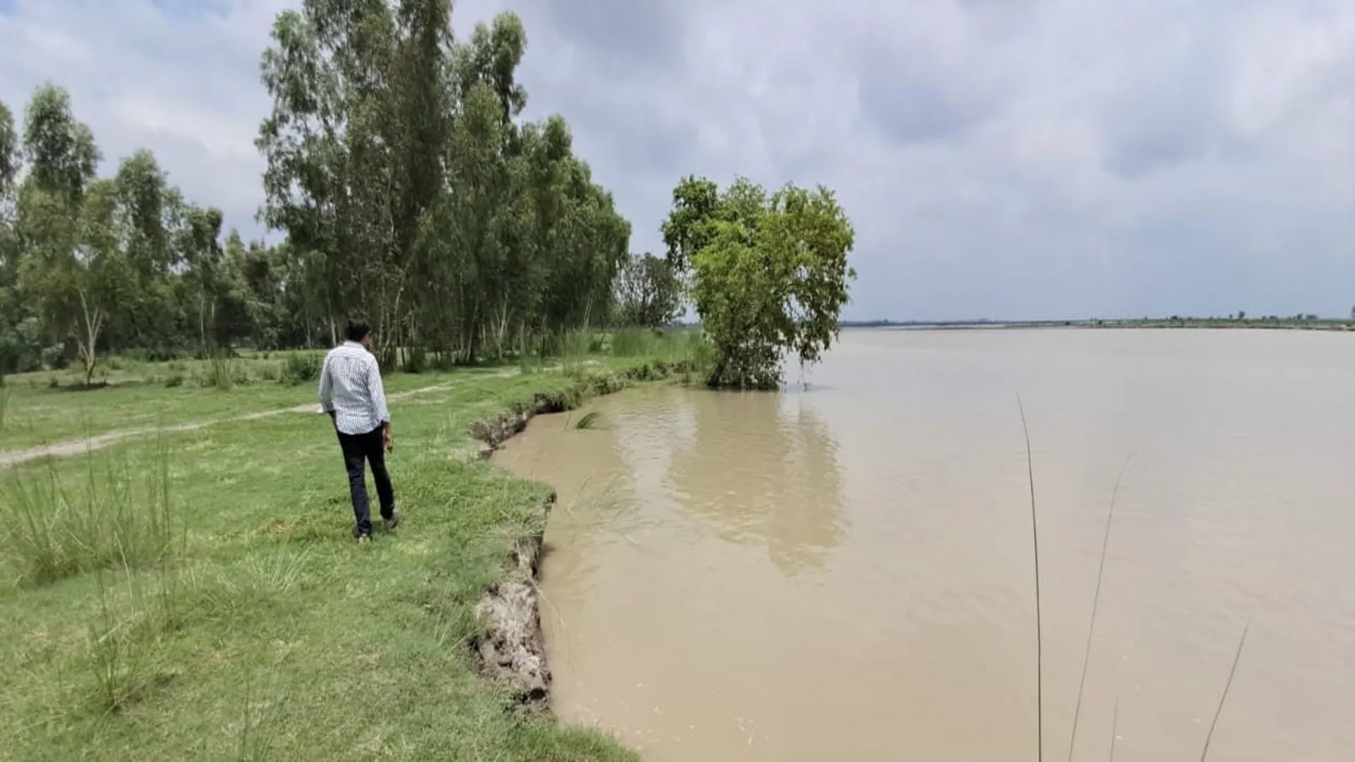 बदायूं: गंगा के जलस्तर में तेजी से हो रही वृद्धि...नरौरा बैराज से छोड़ा 28 हजार क्यूसेक पानी
