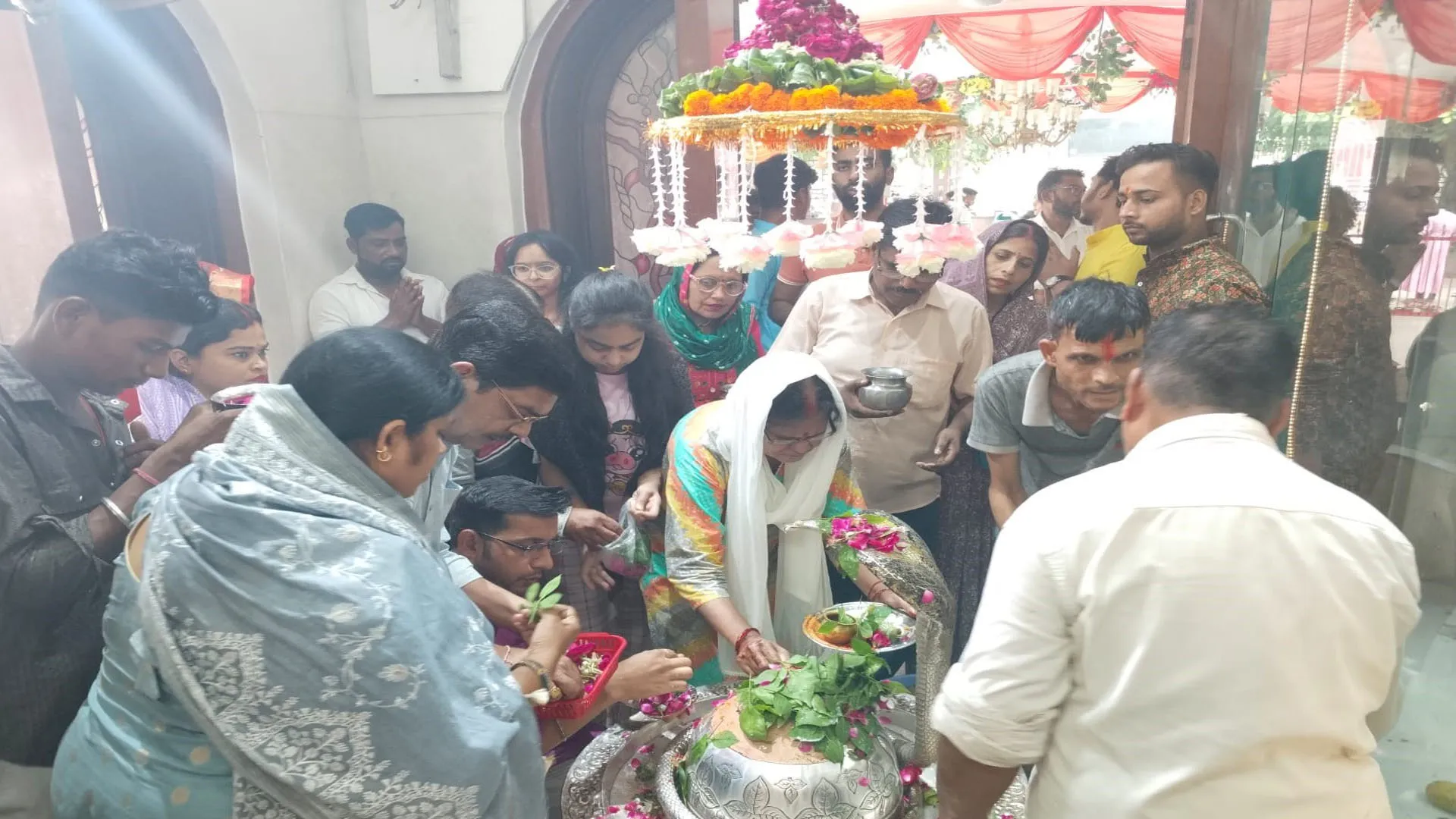 शाहजहांपुर: श्रावण मास का पहला सोमवार...शिवभक्तों ने उत्साह से किया जलाभिषेक 