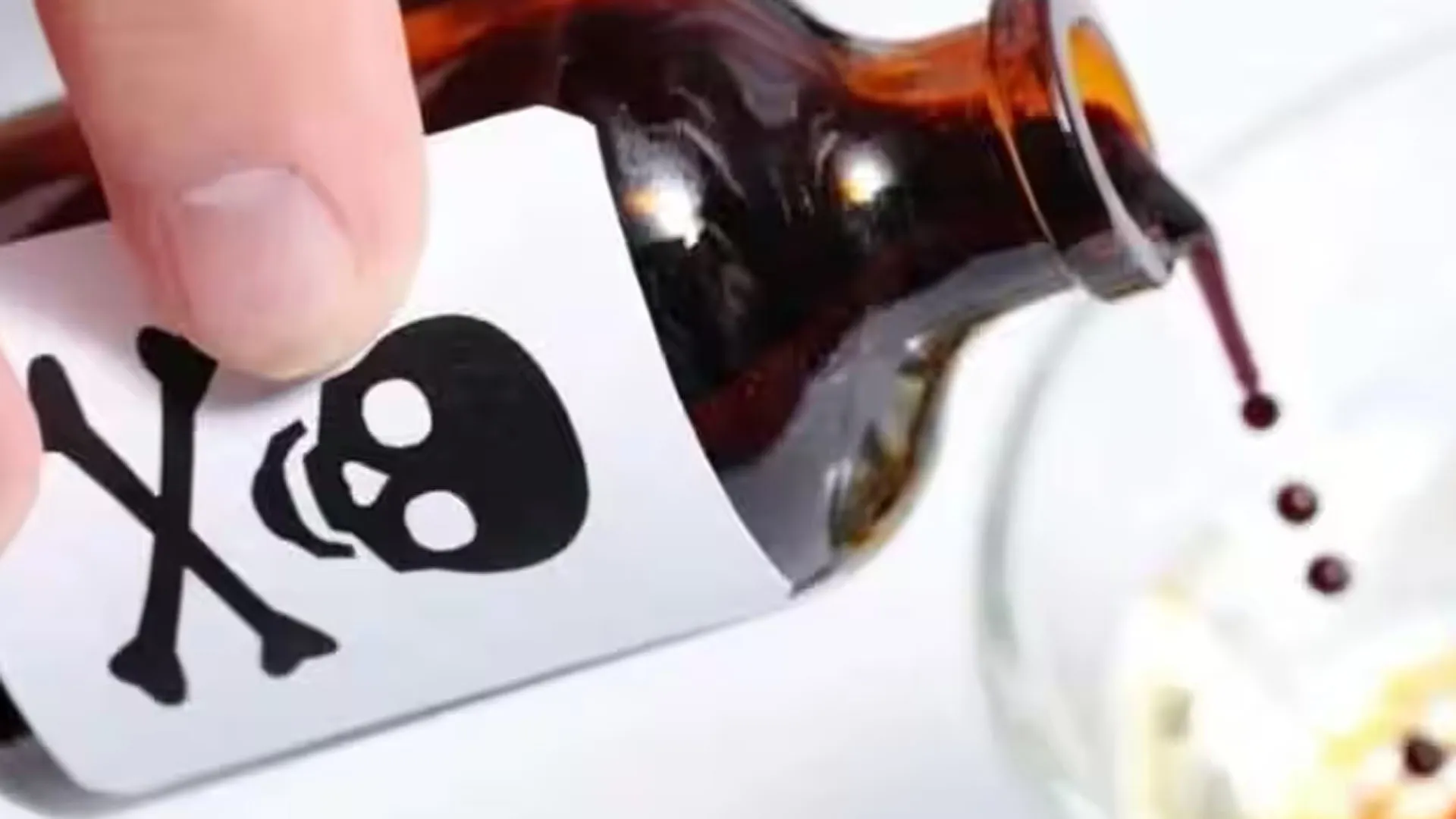 लखीमपुर खीरी: शिक्षक पति पर विवाहिता ने जहर खिलाने का लगाया आरोप, हालत गंभीर