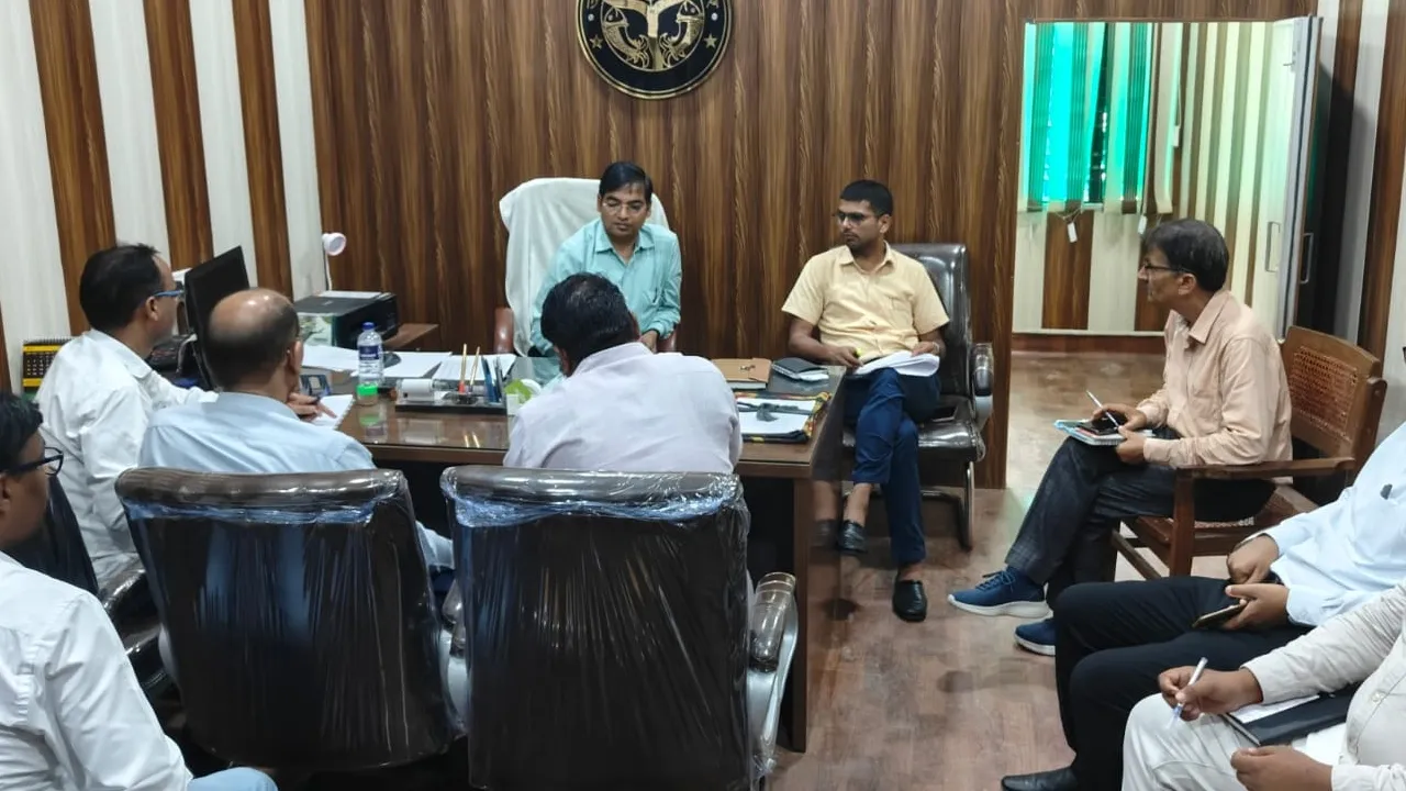 जिला कृषि अधिकारी की चेतावनी : किसानों को निर्धारित दर पर दें खाद, टैगिंग पर कार्रवाई