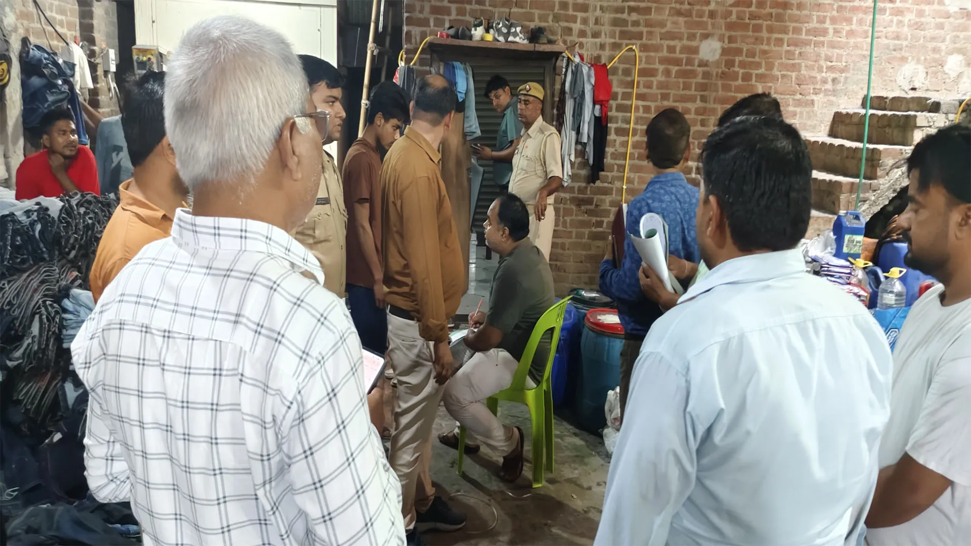 संभल: 6 अवैध जींस फैक्ट्रियों पर कार्रवाई, बिजली कनेक्शन काटे