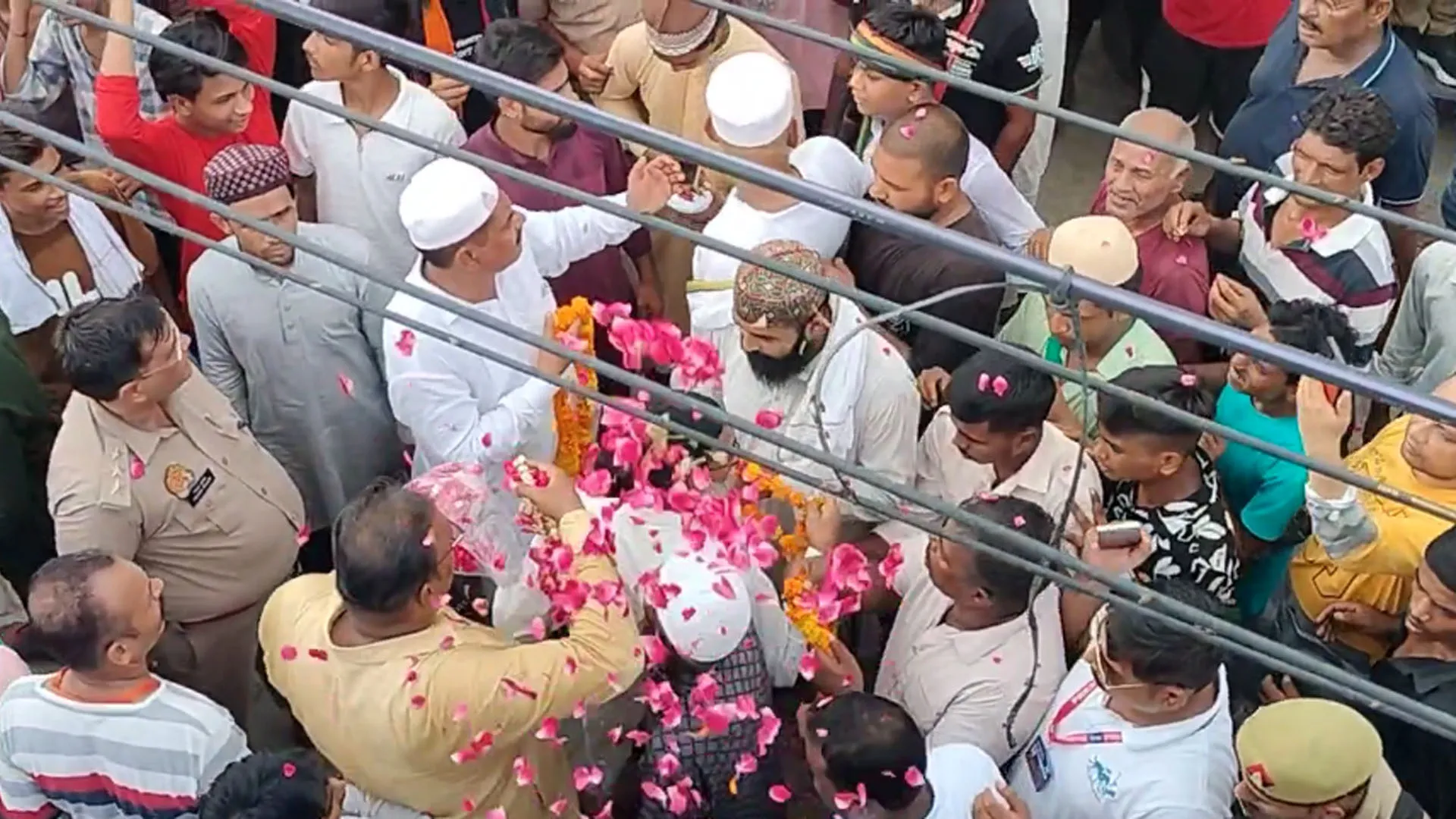 Bareilly: जोगी नवादा बना भाईचारे की मिसाल...मोहर्रम के जुलूस पर हिंदुओं ने बरसाए फूल