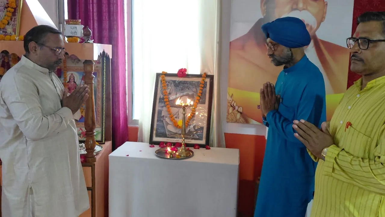 बच्चों ने श्रद्धा से किया तुलसीदास को नमन, राष्ट्रभक्ति से ओत-प्रोत हुआ माहौल