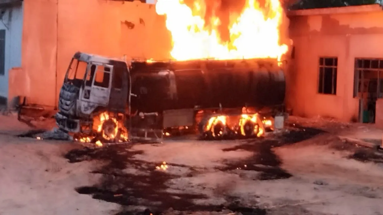 बाराबंकी : हाईवे पर धू-धू कर जला डीजल लदा टैंकर, खाक