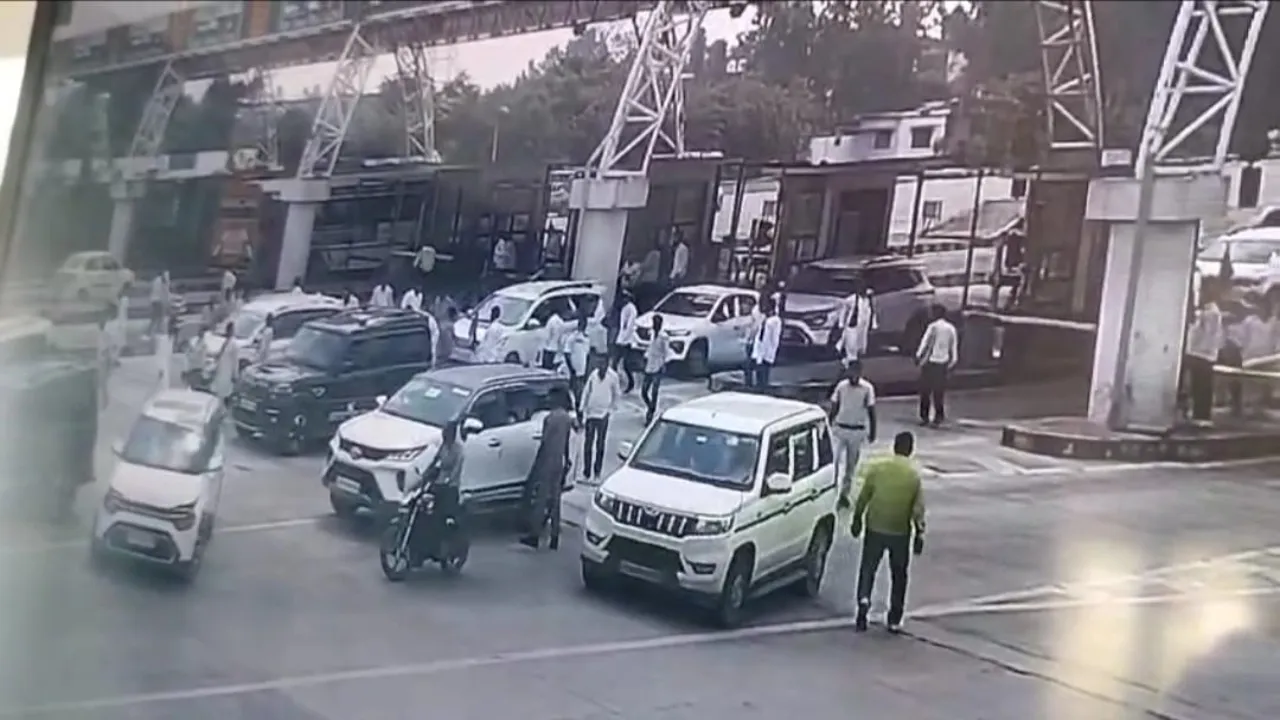 बाराबंकी : विधायक के काफिले की 40 गाड़ियां टोल बिना जबरदस्ती निकलीं, जमकर हुआ हंगामा