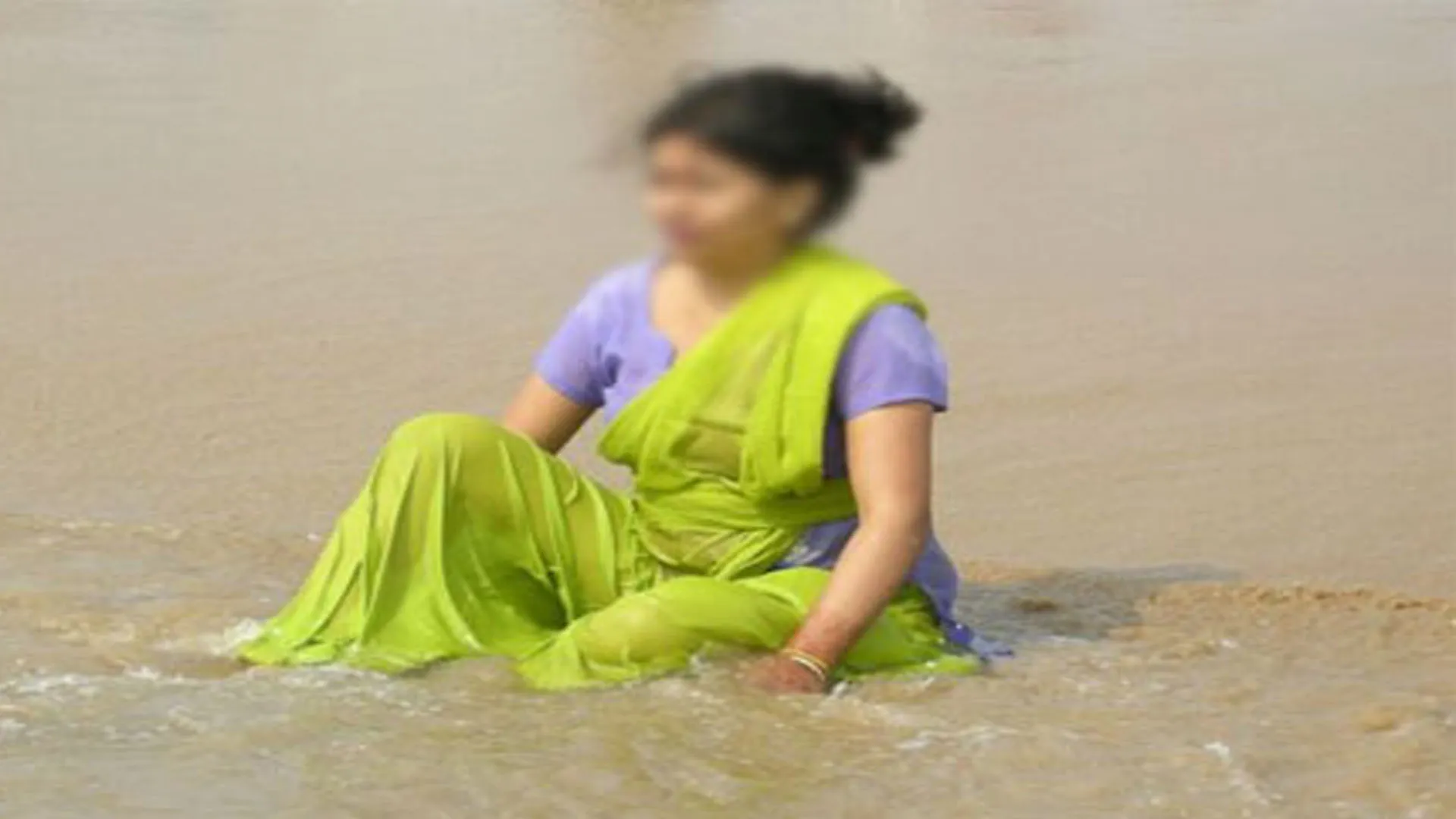 लखीमपुर खीरी: लड़की ट्यूबवेल पर नहा रही थी...युवकों ने कर दी गंदी बात