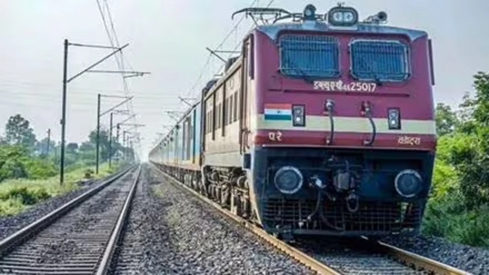 लखीमपुर खीरी: रेल पटरी में आई दरार, गैंगमैन की सतर्कता से टला हादसा