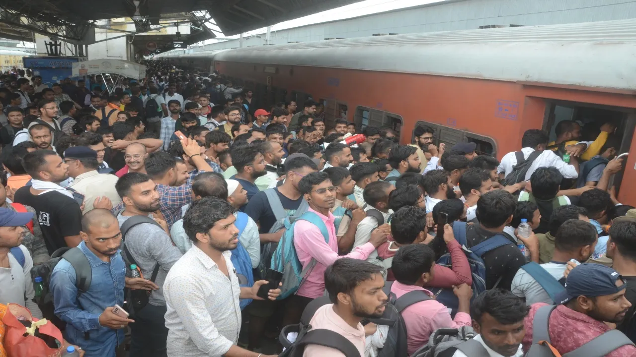 Kanpur : वीआईपी ट्रेनों के एसी कोचों तक परीक्षार्थियों का कब्जा