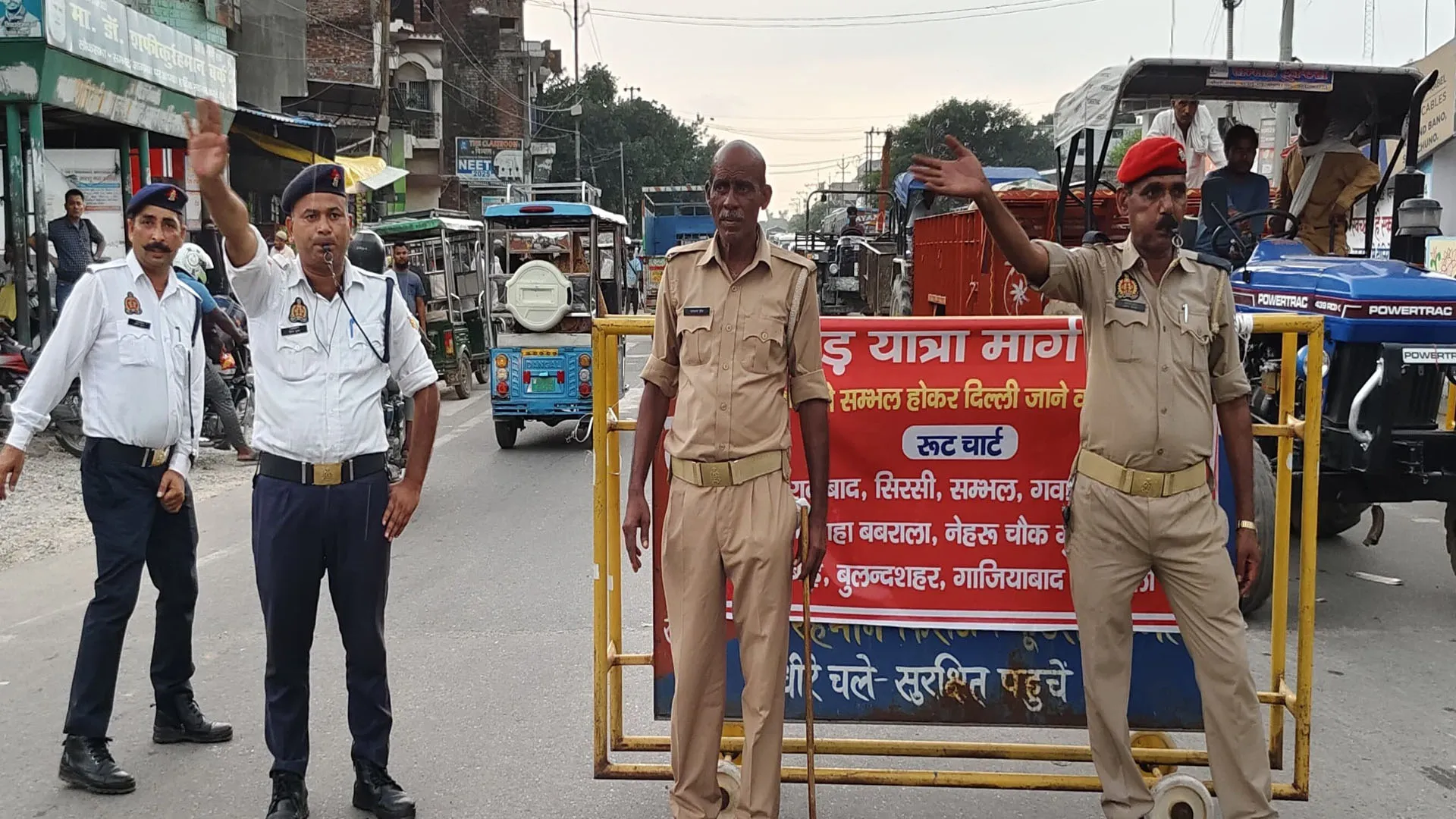 संभल में डायवर्जन लागू...कांवड़ यात्रा मार्ग पर लगाए पथ प्रदर्शक बोर्ड