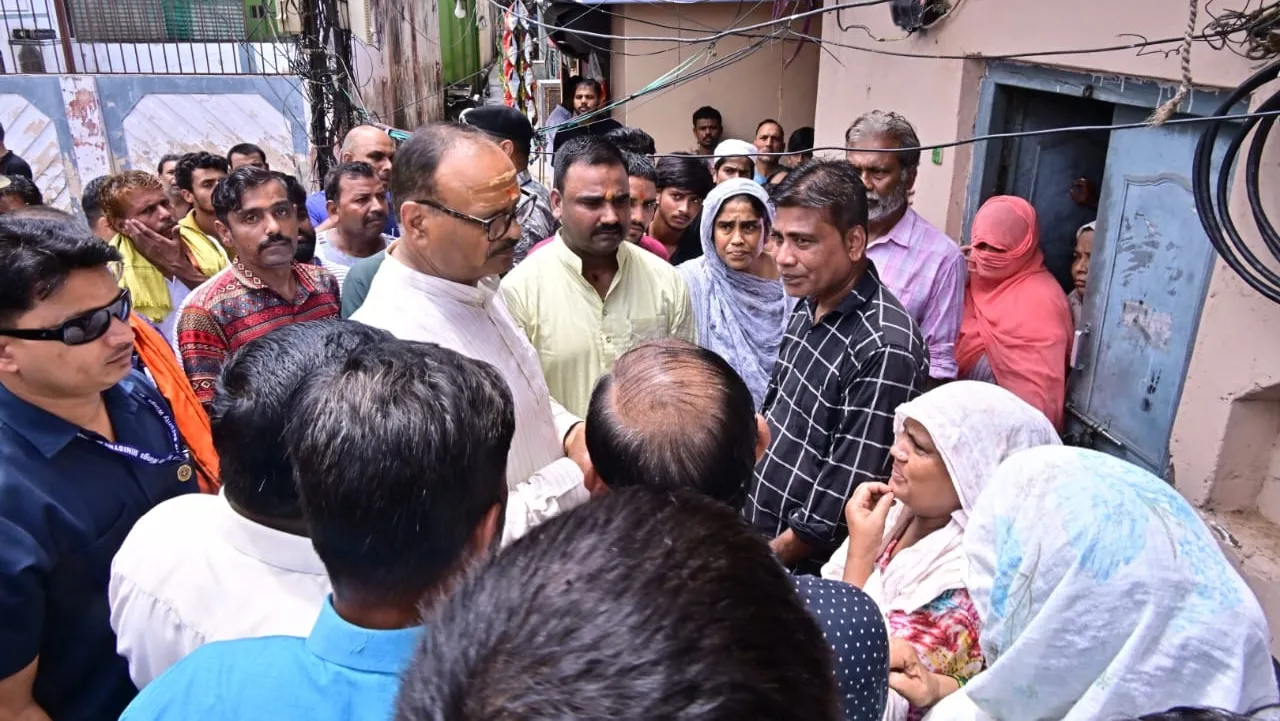 फरद की मौत पर डिप्टी सीएम ब्रजेश पाठक ने परिजनों से मिलकर बंधाया ढांढस, कहा-