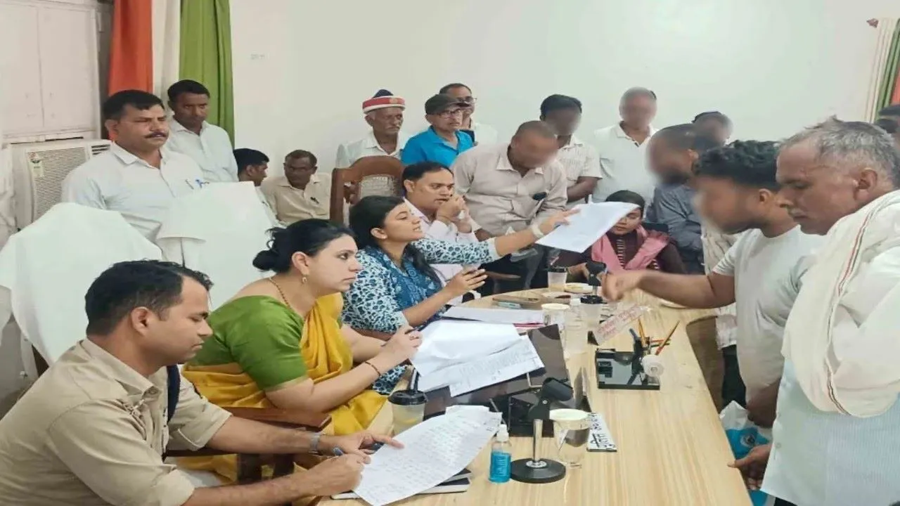 तमाशा बना रखा है.. जेल भेज दूंगी, DM देवरिया की लेखपाल-कानूनगो को फटकार