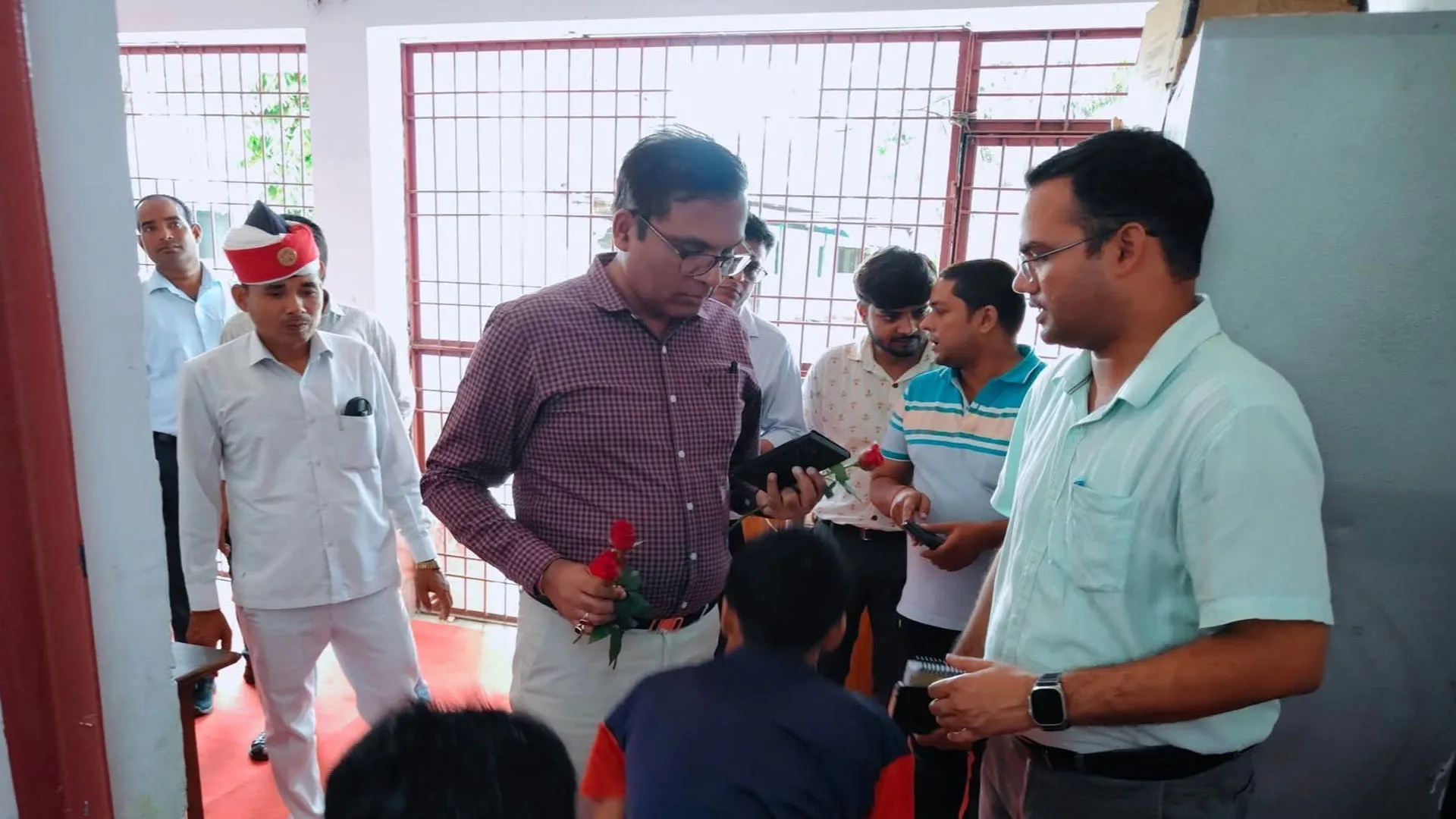 शाहजहांपुर: निरीक्षण के दौरान अव्यवस्थाएं देख भड़के जिलाधिकारी ने लगाई फटकार