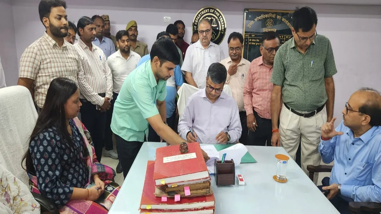 प्रयागराज के नए DM मनीष वर्मा बोले- शिकायतकर्ता को संतुष्ट करना मेरी जिम्मेदारी, जनसुनवाई में दिखी पहली झलक