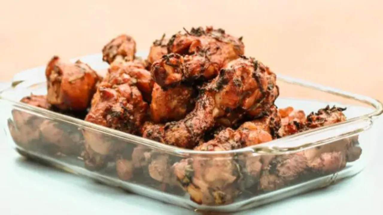 Lucknow : ब्राह्मण परिवार को चिकन परोसने पर हंगामा, रेस्टोरेंट पर कार्रवाई की मांग